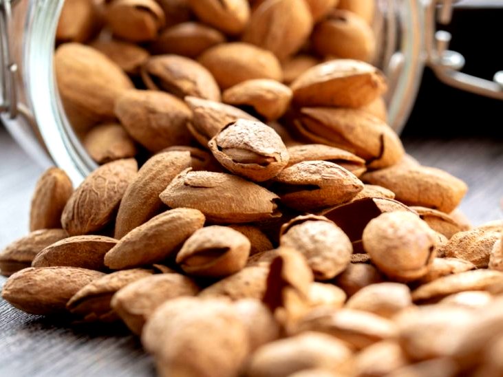 does almonds have vitamin b12